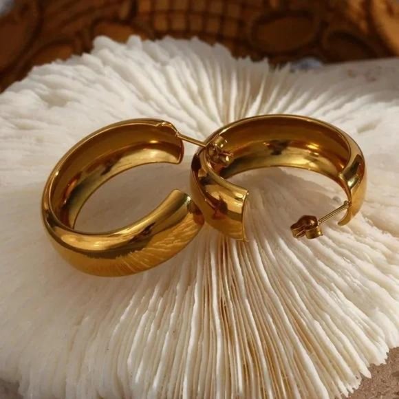 NEW 18K GOLD CHUNKY ICE HOOP EARRINGS - Picture 5 of 6